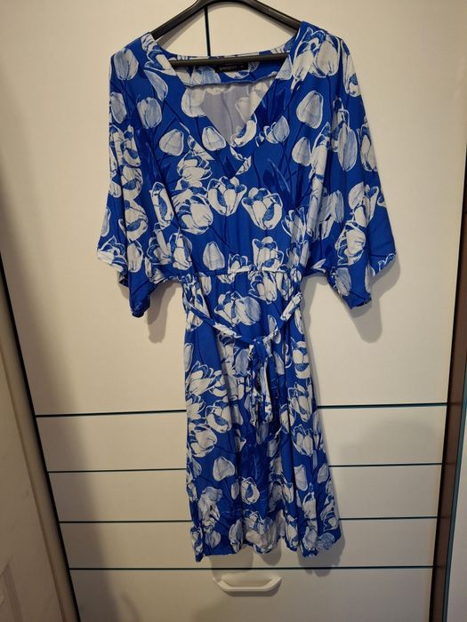 Greenpoint niebieska sukienka w kwiaty 42