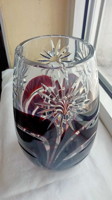 Wazon kryształowy Mimoza szlifowane gwiazdy bordowe pasemka huta Julia