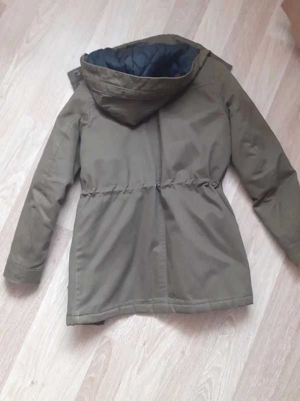 Kurtka parka khaki stradivarius na wiosnę