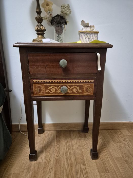 Mesa de cabeceira D. Maria