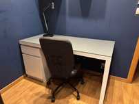 Biurko MALM IKEA szkło przyciemniane lampka krzesło