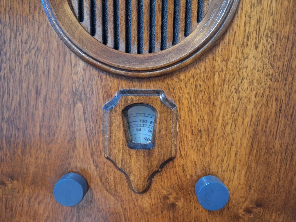 Rádio antigo com FM