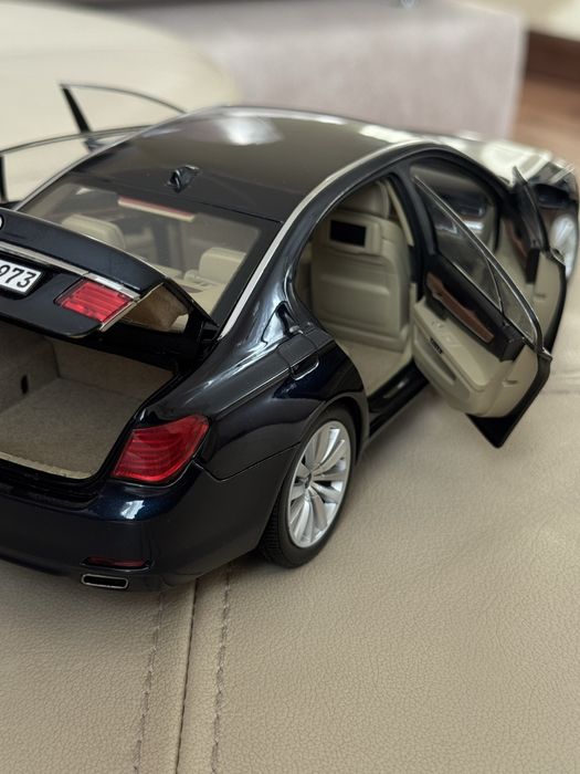 Коллекционная Модель авто BMW 750Li series long (F02), метал.
