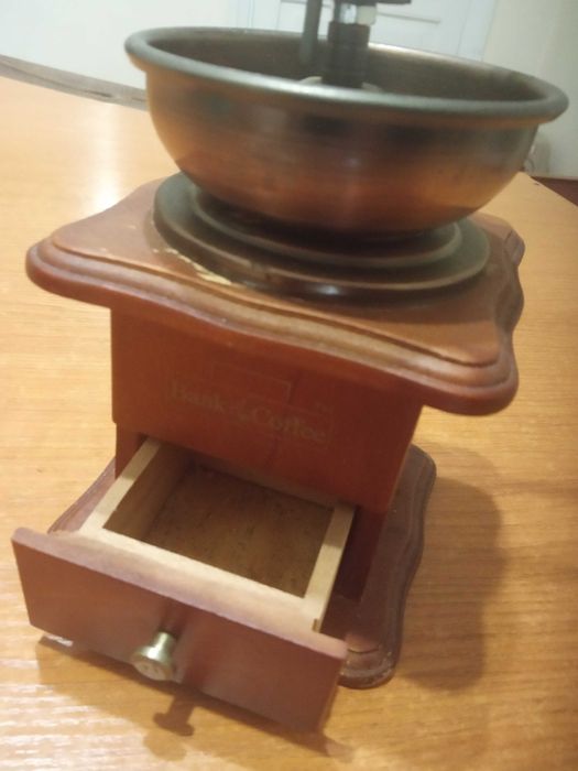 Кофемолка старая в рабочем состоянии.