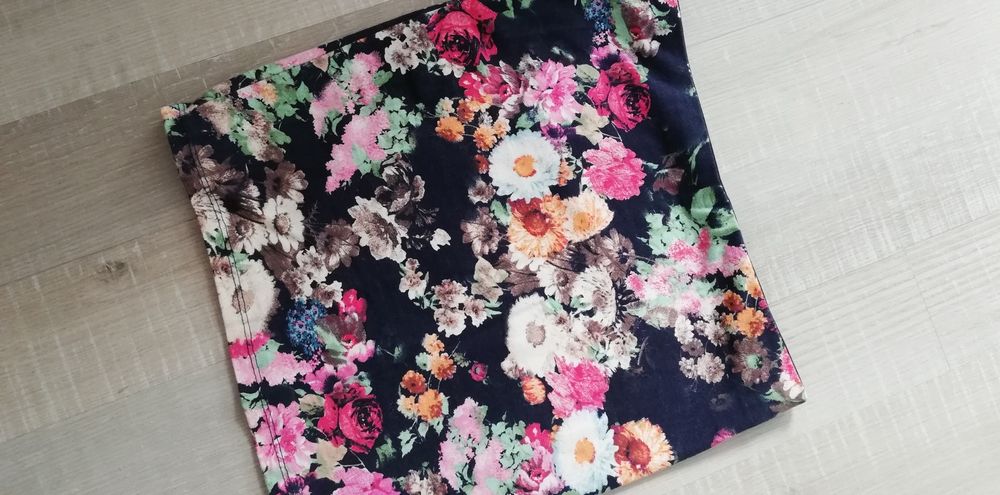 Spódniczka olówkowa kwiaty Bershka