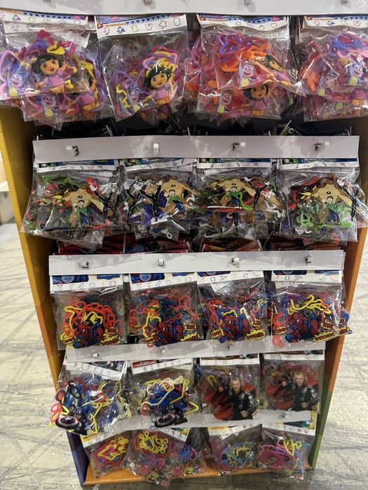 Stojak Silly Bandz gumki bransoletki Marvel Petshop Ben Ten Spongebob