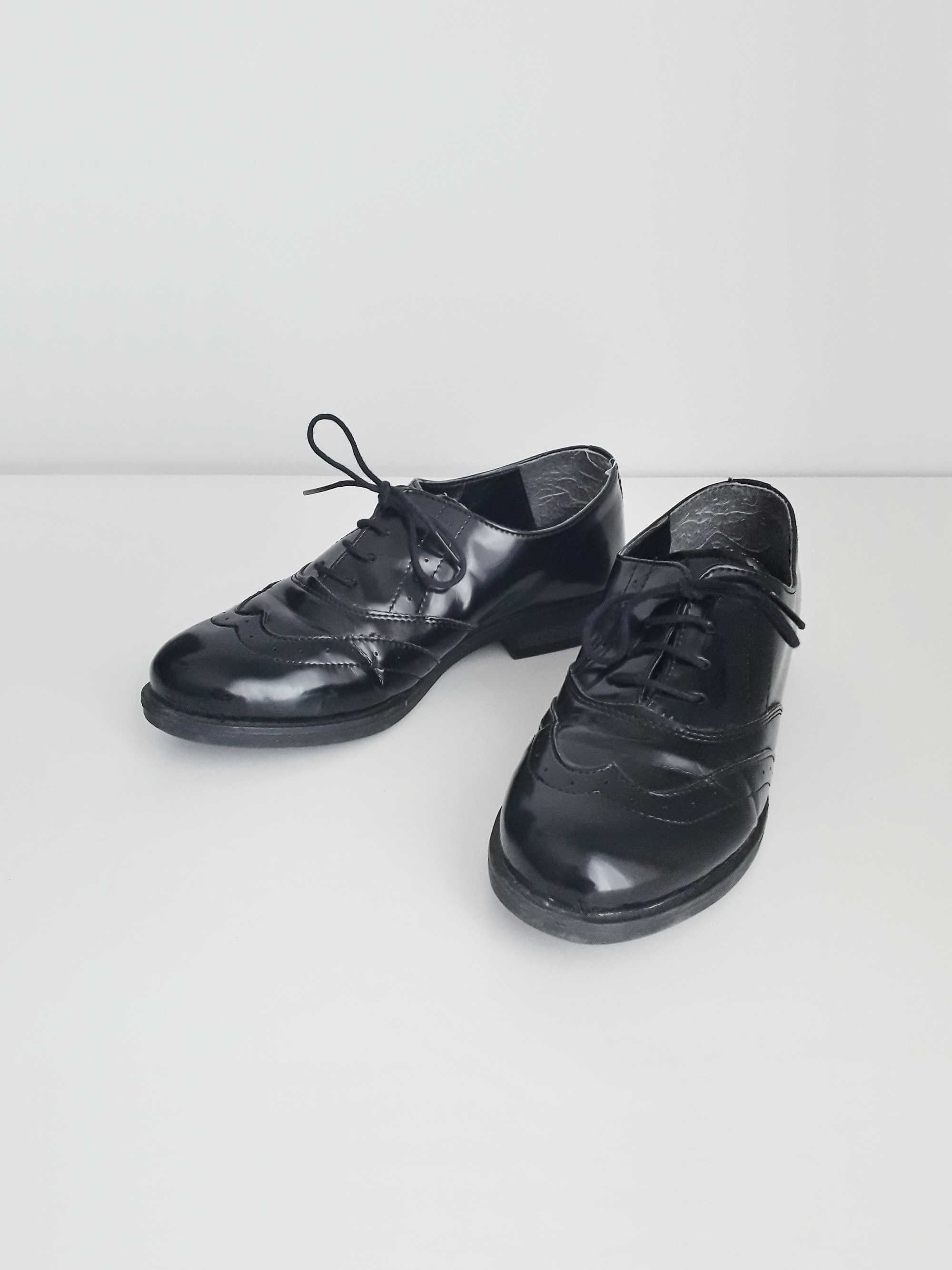 Sapatos Oxford pretos com efeito envernizado (tam. 38)