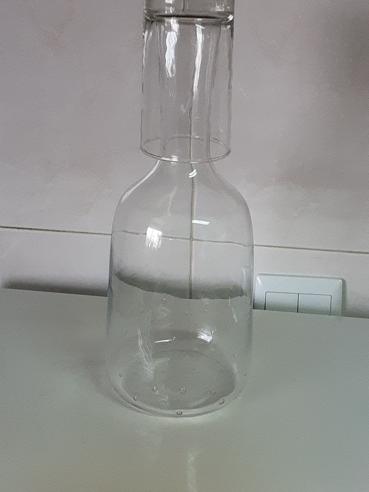 Garrafa com copo para água em vidro  com design bonito pintinhas na G