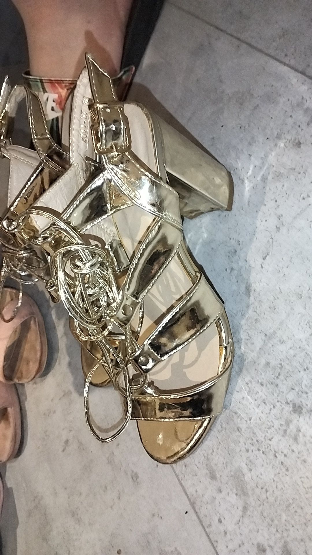 Buty obcas , koturna , botki