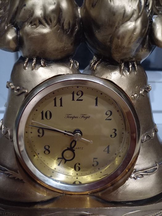 Zegar kominkowy z głębiami.