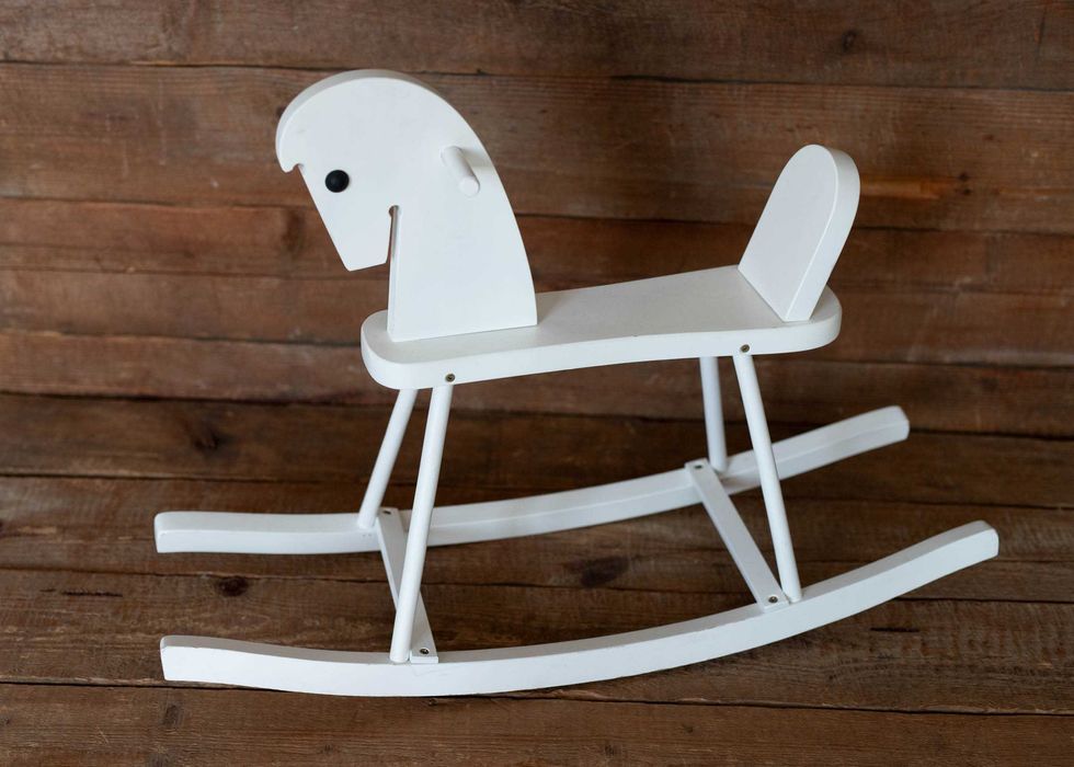 Konik na biegunach biały drewniany jak nowy