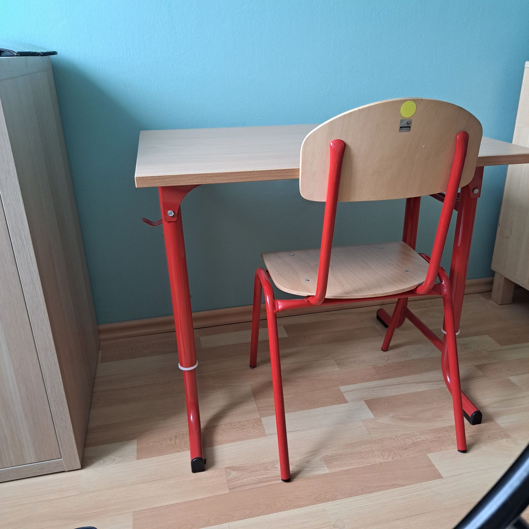 Biurko i krzesło typu ławka szkolna