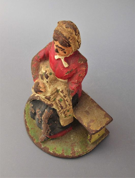 Antigo Batente de Porta em Ferro Fundido "Bordadeira" fins de sec. XIX