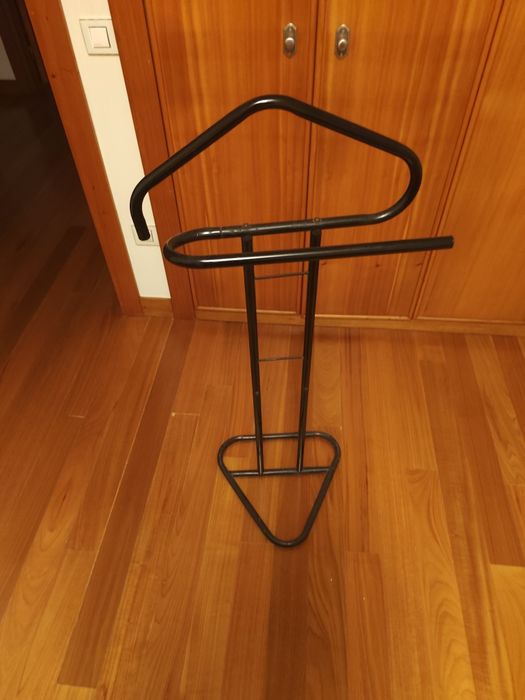 Cabide metálico em bom estado