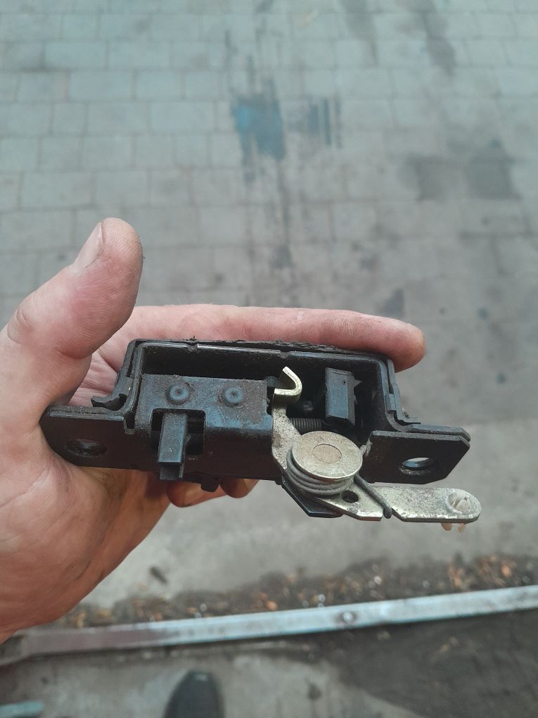 Zamek klapy tylnej kombi passat b5 fl