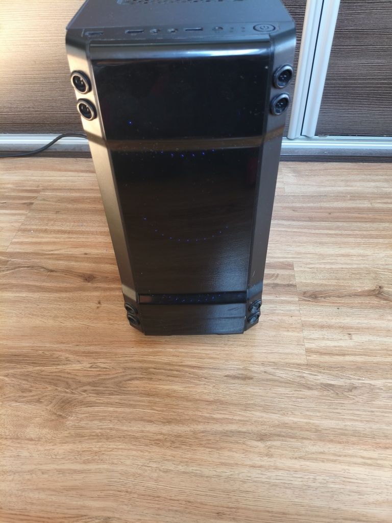 Komputer stacjonarny i7 RGB  SSD/HDD
