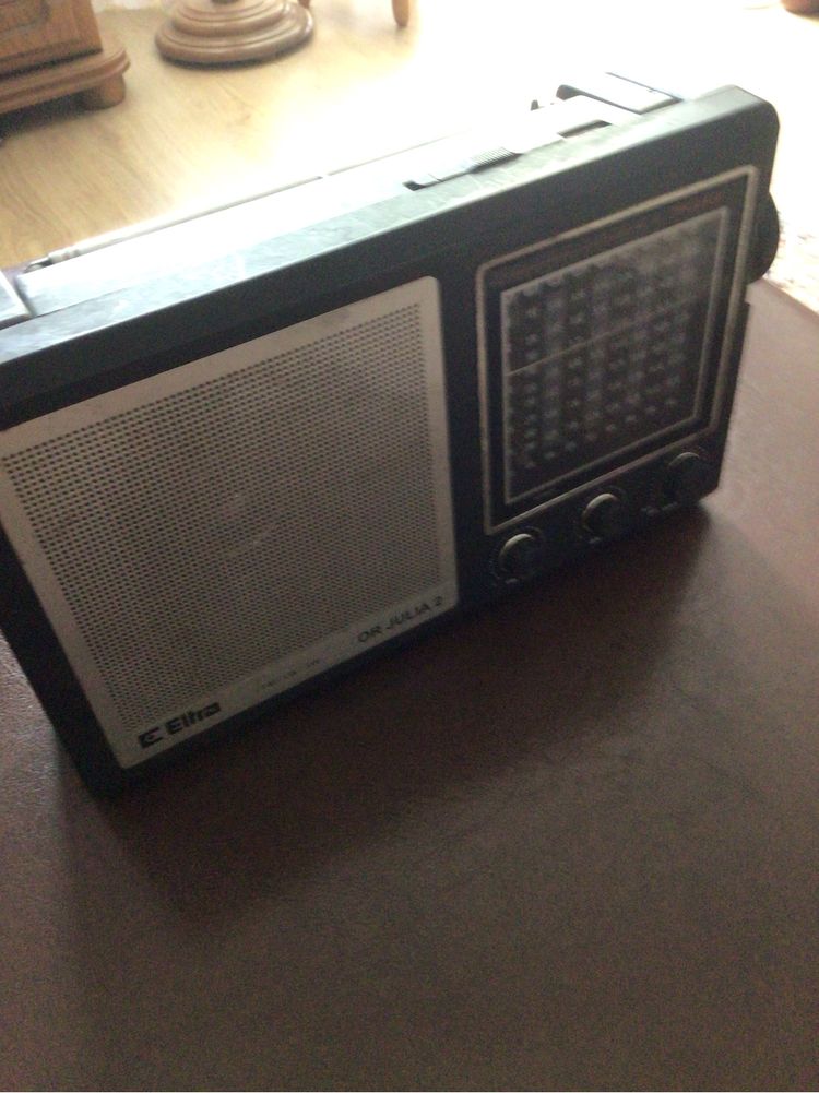 Radio sieciowe jak i na baterie.