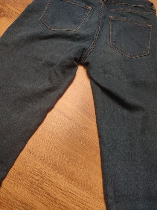 granatowe spodnie z sinsay