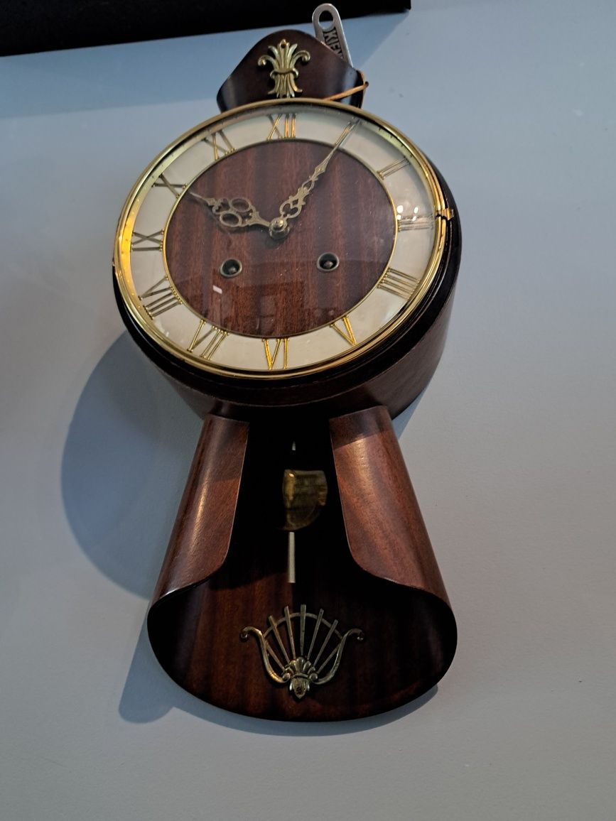 Stary niewielki  zegar wiszący