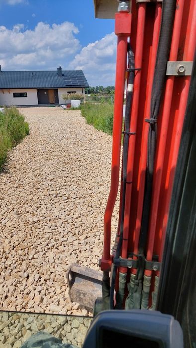 Usługi koparką obrotową z młotem do kłucia. Koparko-ładowarka