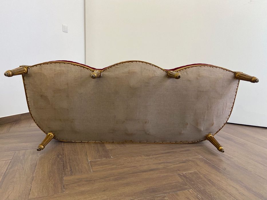 Sofá de encosto medalhão