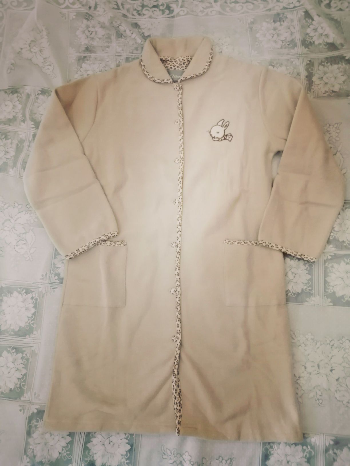 Camisas de noite e robes novos