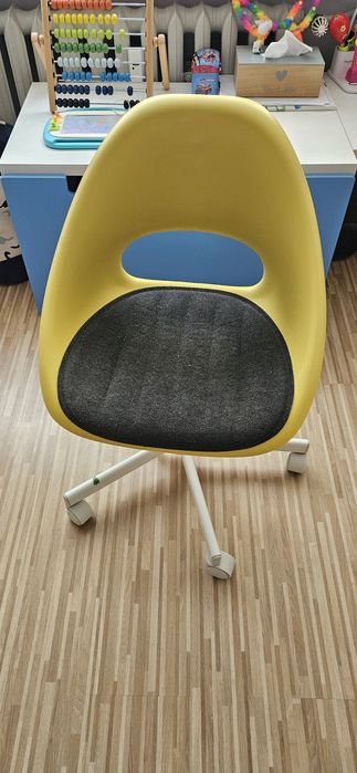 Krzesło IKEA LOBERGET żółte