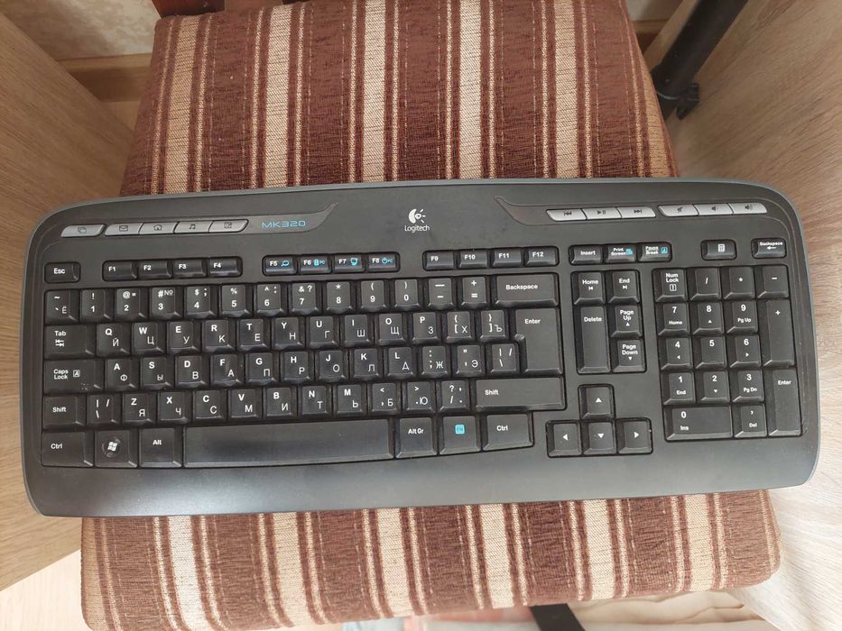 Продам безпровідну клавіатуру Logitech MK 320