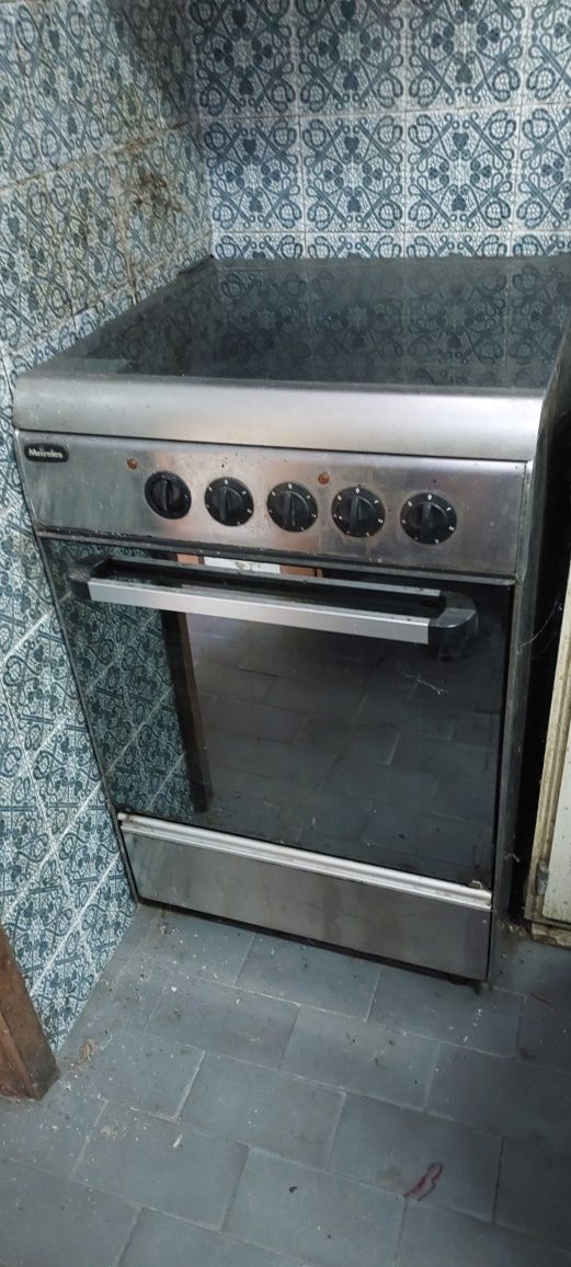 máquina louça AEG e fogão eléctrico Meireles
