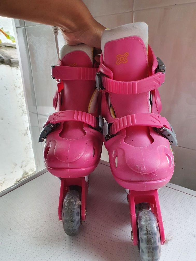 Patins em linha rosa