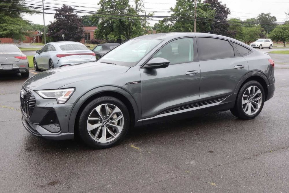 Audi e-tron      2021