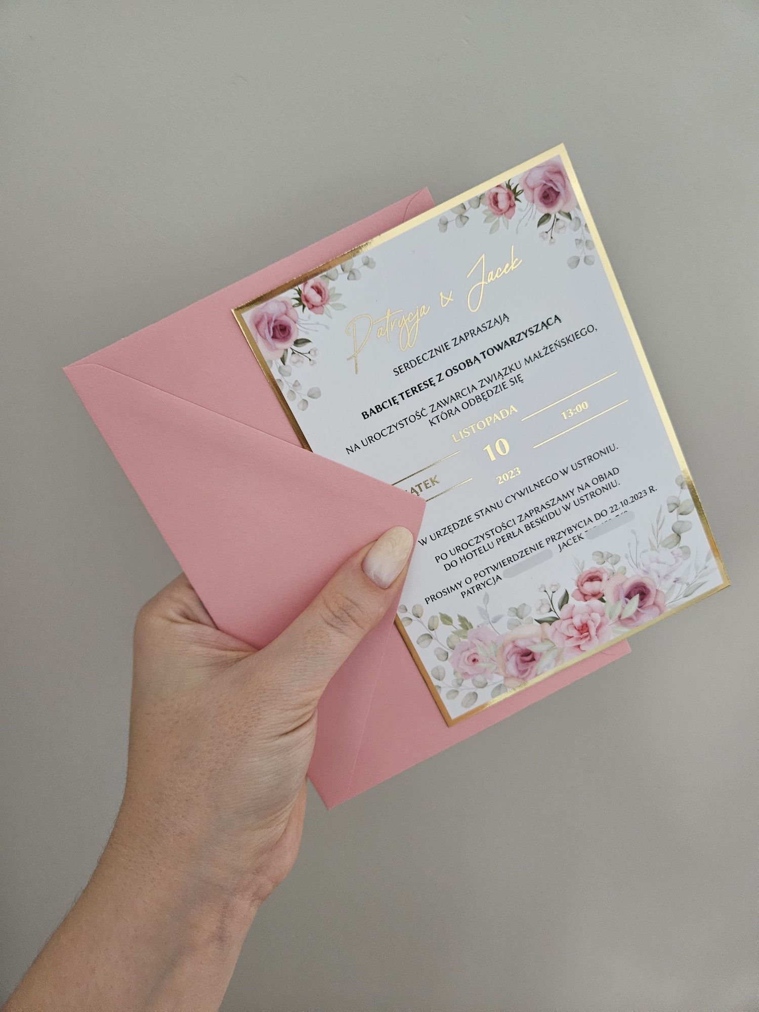 Różowe kwiaty zaproszenia na ślub złote napisy personalizowane