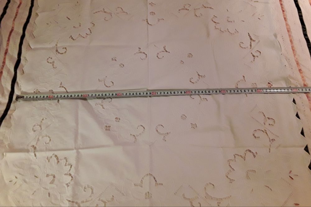 Antiga toalha de mesa pequena branca e bordada