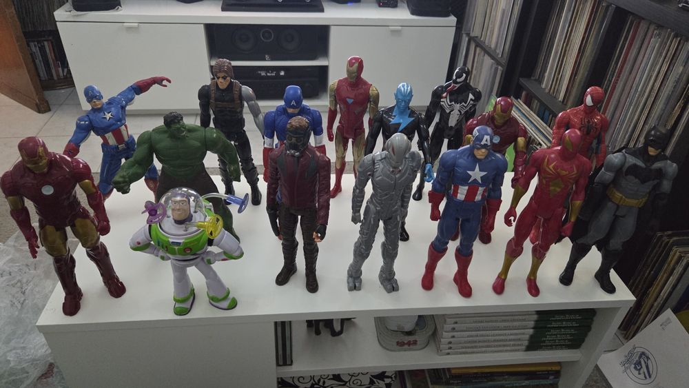 Vendo várias figuras de super heróis/star wars
