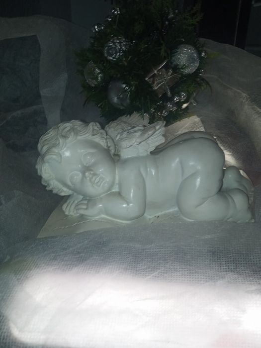 Biała Figurka Śpiącego Anioła na książce