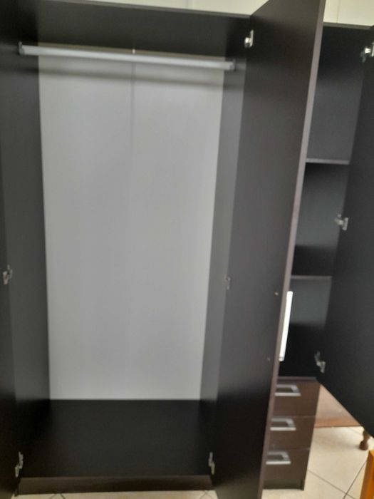 1 roupeiro, 1 cama de solteiro + colchão