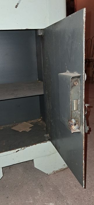 Металевтй  сейф.