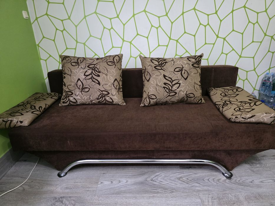 Brazowa rozkładana kanapa 140x200 z pojemnikiem