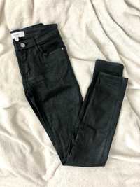 MANGO czarne woskowane spodnie jeansowe rurki 32 34 skórzane modne