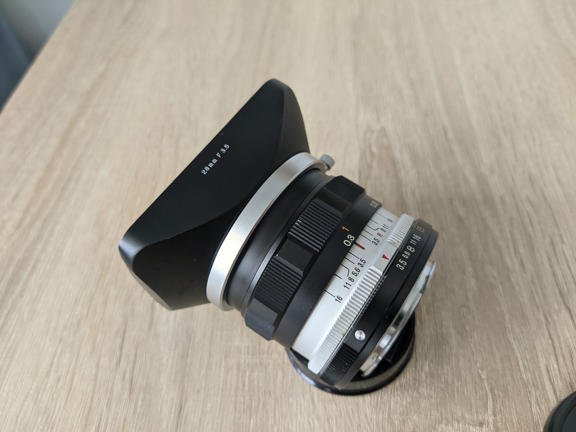 Konica Hexanon AR 28mm f/3.5 (7-el.) + adapter AR Sony E + osłona