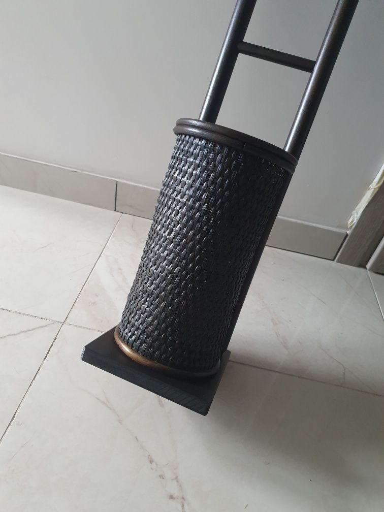Stojak na papier toaletowy drewniano rattanowy