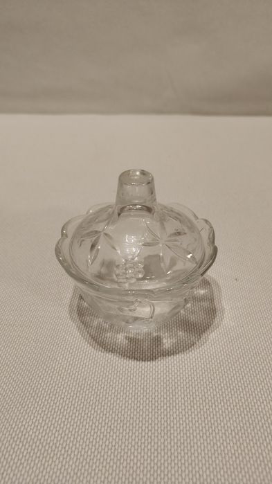 Szklana cukiernica bomboniera z przykrywką