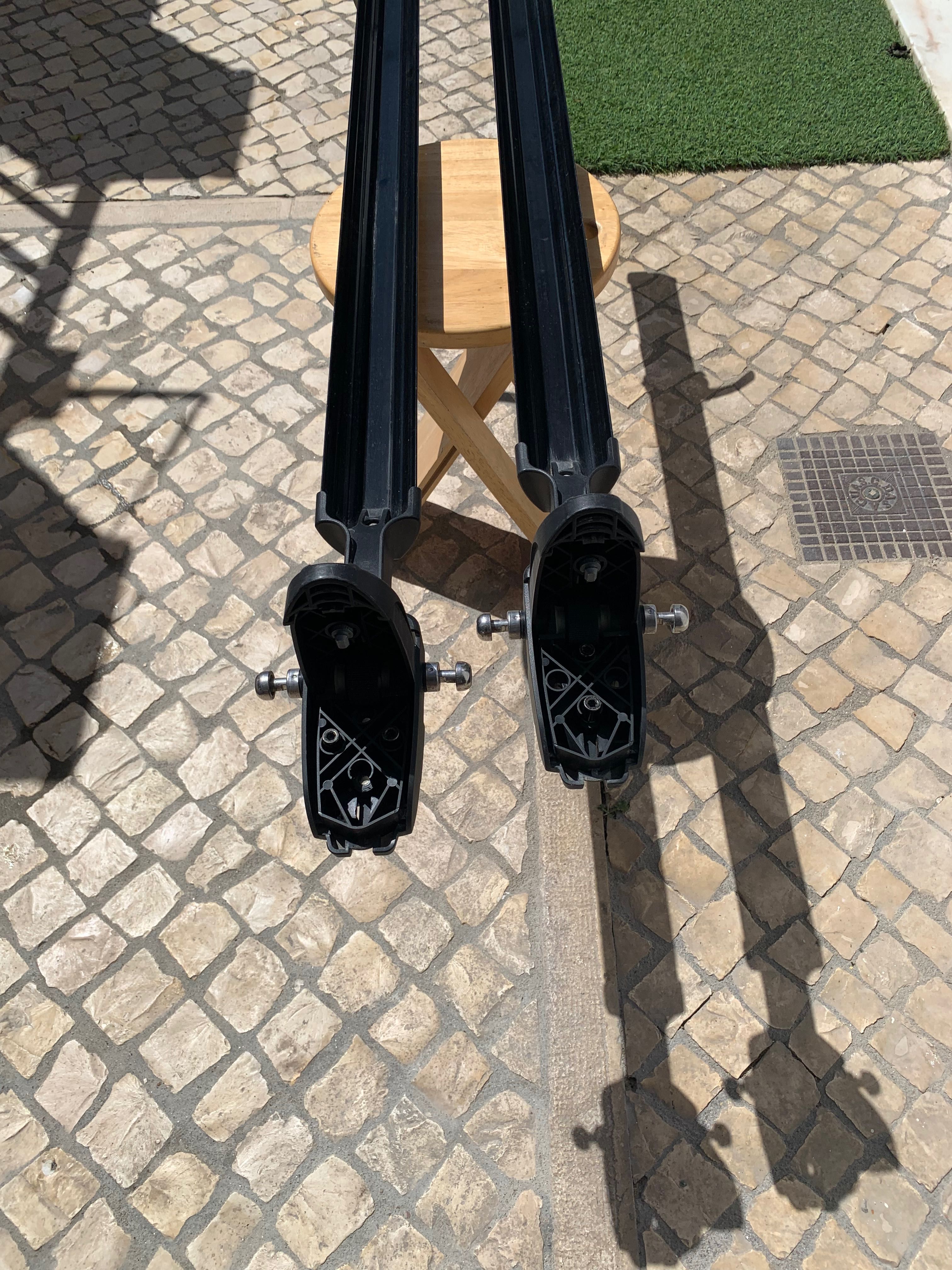 2 Suportes para bicicletas da thule com chave.