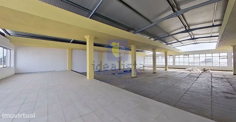 Armazém com 1750mt2 inserido num edifício com 2 pisos.