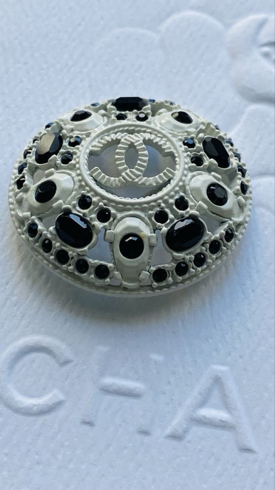 Chanel Логотипы в виде броши