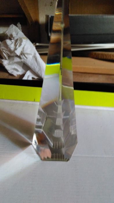 Pirâmide em meio cristal