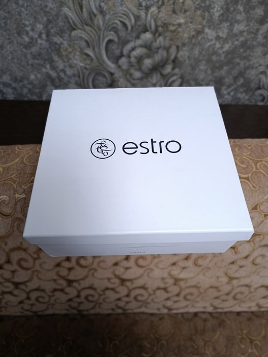 Жіночі зимові  шкіряні черевики, чоботи, уггі,дутики.Нові. Estro.