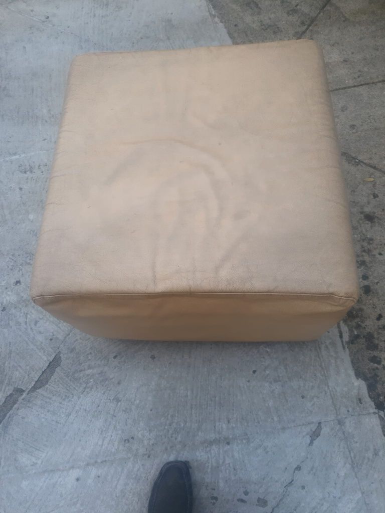 Repousa/Puff beje usado quadrado