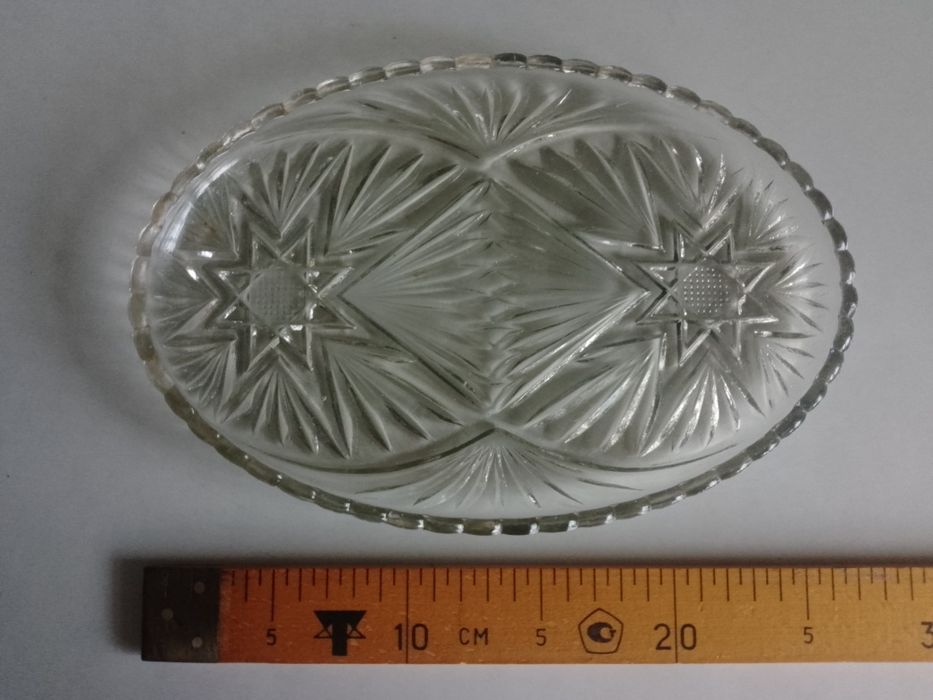 Продаються цукерниці та вироби з кришталю та скла.