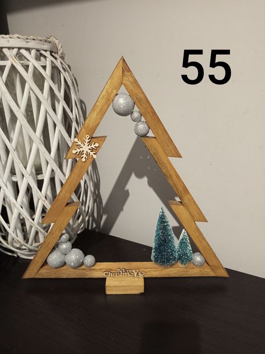 Drewniane choinki i Stroik na Wszystkich świętych.